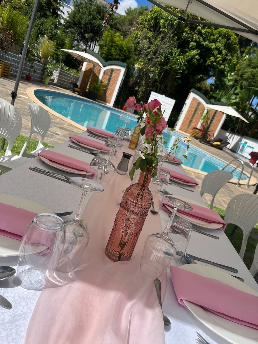 Chemin de table en mousseline rose nude